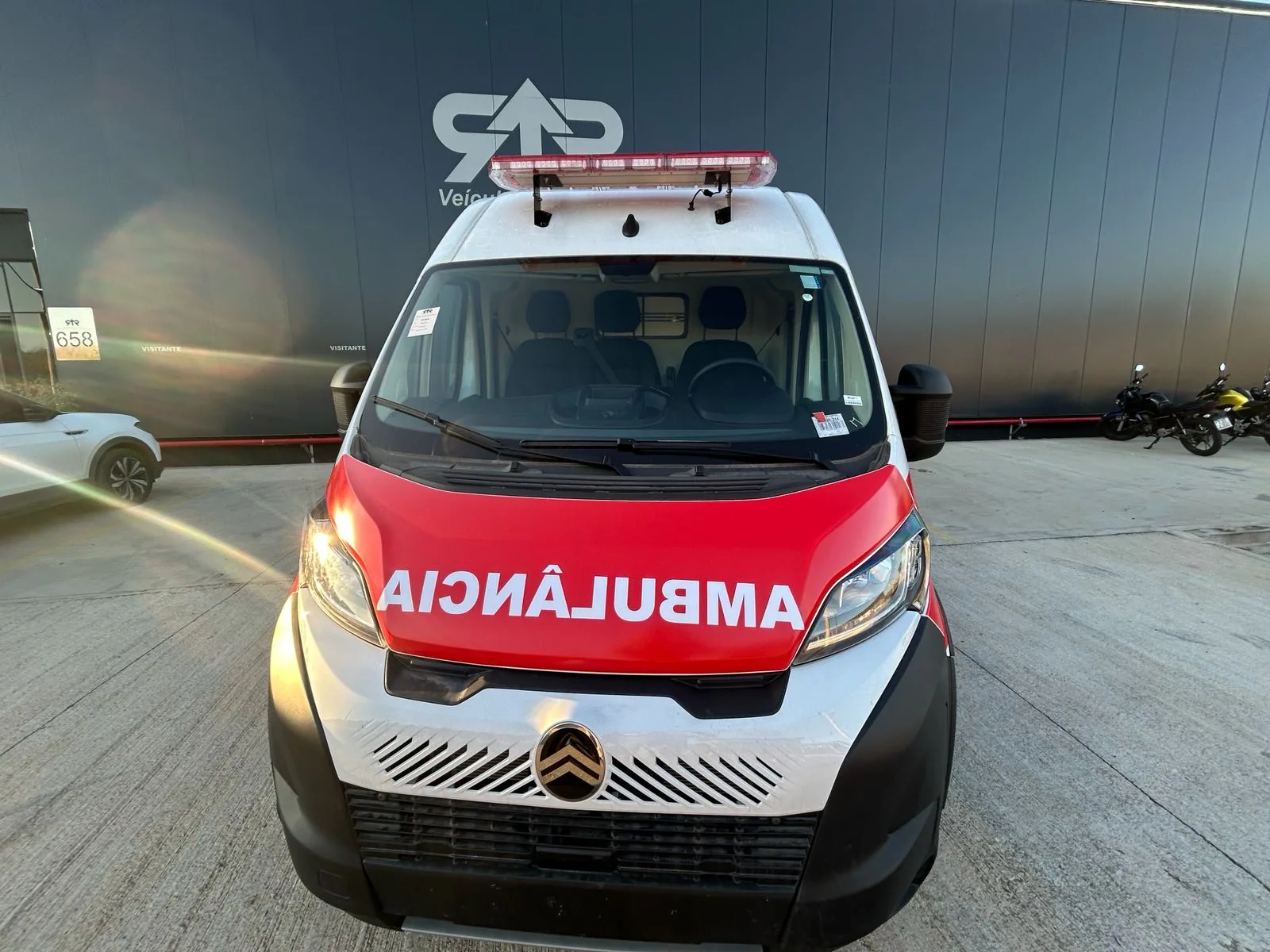 Ambulância sobre Citroën Jumper, foto 1, transformado pela R&R Veículos Especiais