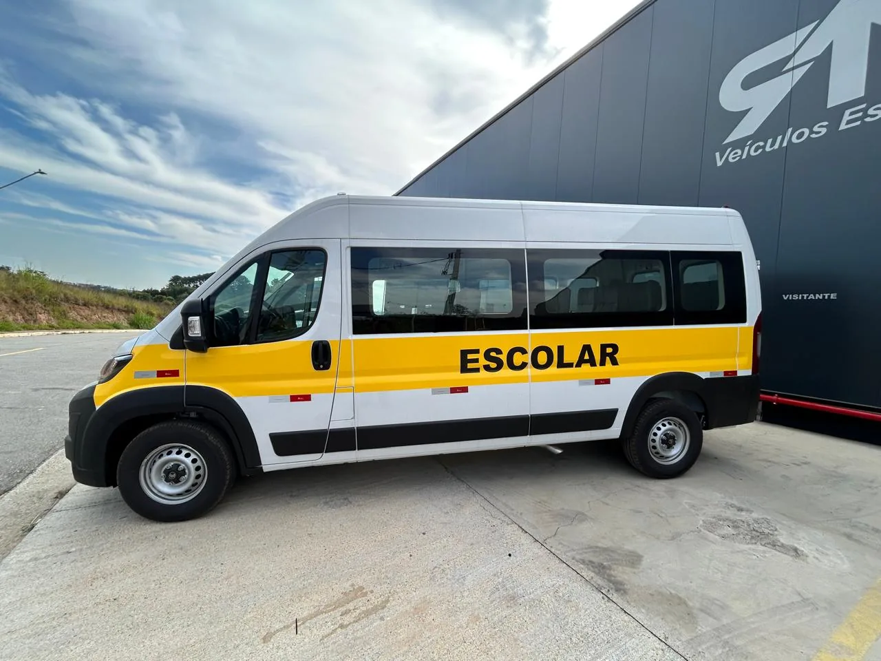 Van escolar sobre Citroën Jumper, foto 1, transformado pela R&R Veículos Especiais