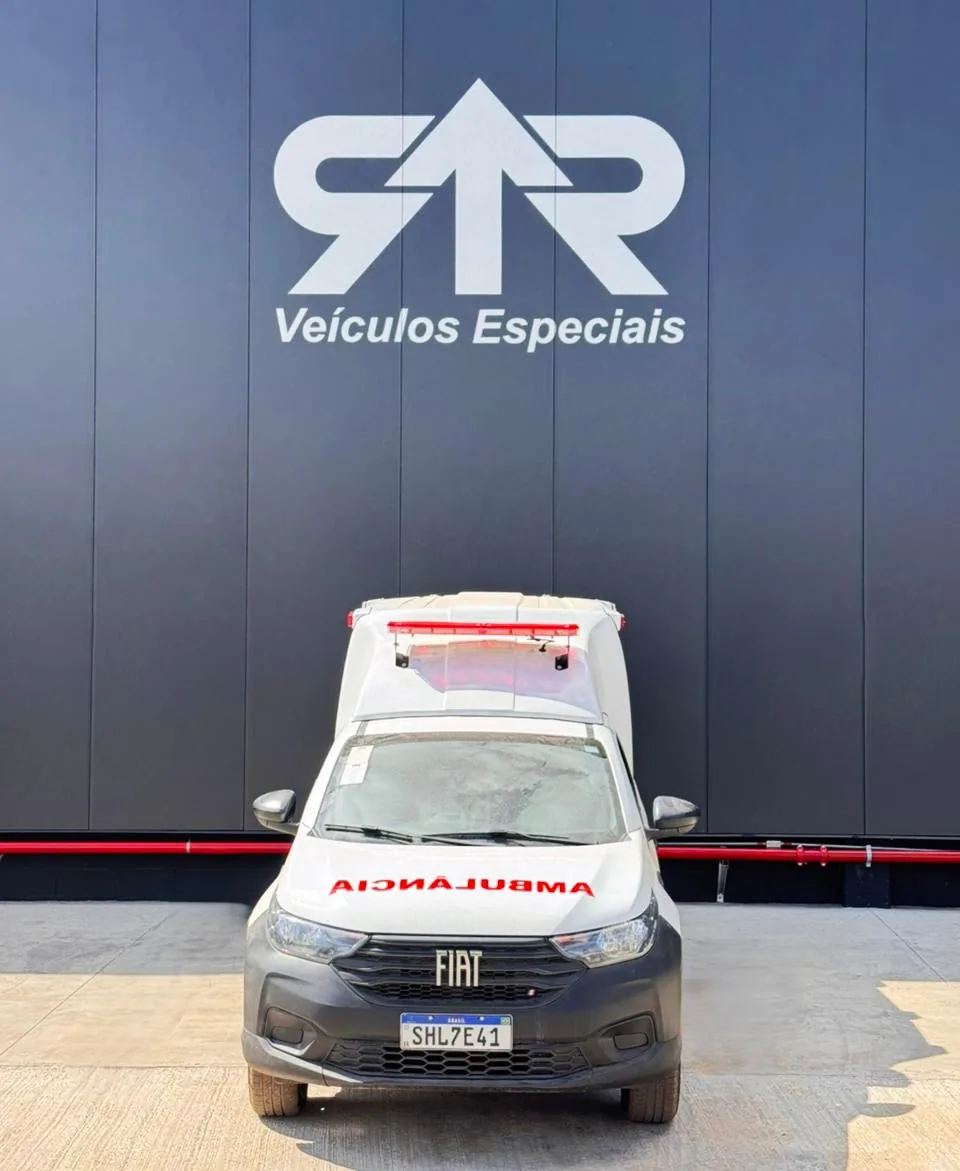 Ambulância sobre pickup Fiat Strada, foto 1, transformado pela R&R Veículos Especiais