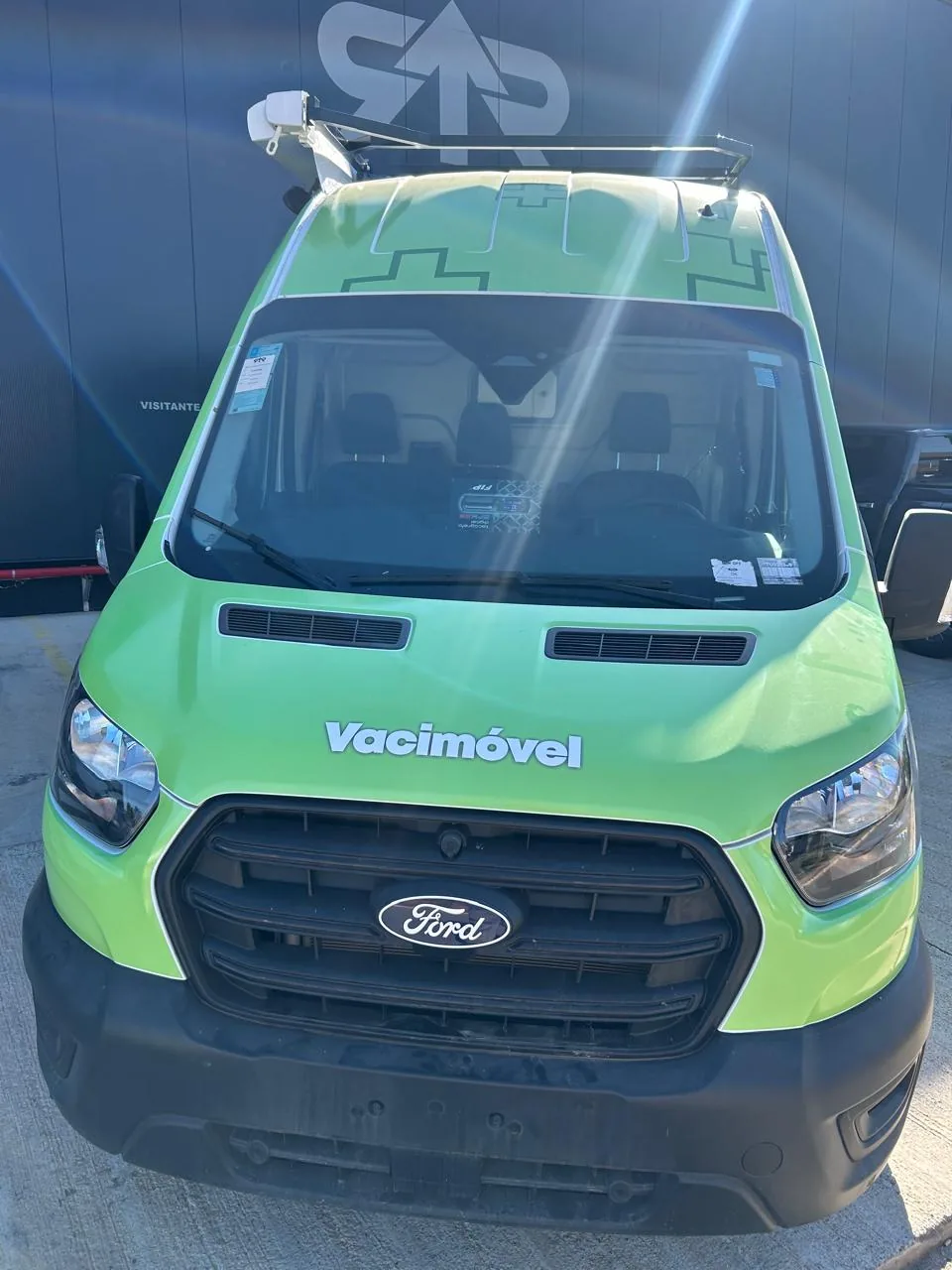 Unidade de vacinação móvel sobre Ford Transit, foto 1, transformado pela R&R Veículos Especiais
