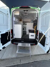 Unidade de vacinação móvel sobre Ford Transit, foto 3, transformado pela R&R Veículos Especiais