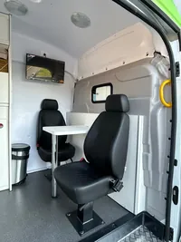 Unidade de vacinação móvel sobre Ford Transit, foto 4, transformado pela R&R Veículos Especiais
