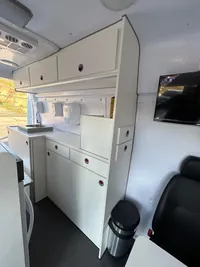 Unidade de vacinação móvel sobre Ford Transit, foto 5, transformado pela R&R Veículos Especiais
