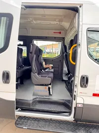 Van de transporte acessível sobre Iveco Daily 45, foto 2, transformado pela R&R Veículos Especiais