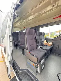 Van de transporte acessível sobre Iveco Daily 45, foto 3, transformado pela R&R Veículos Especiais