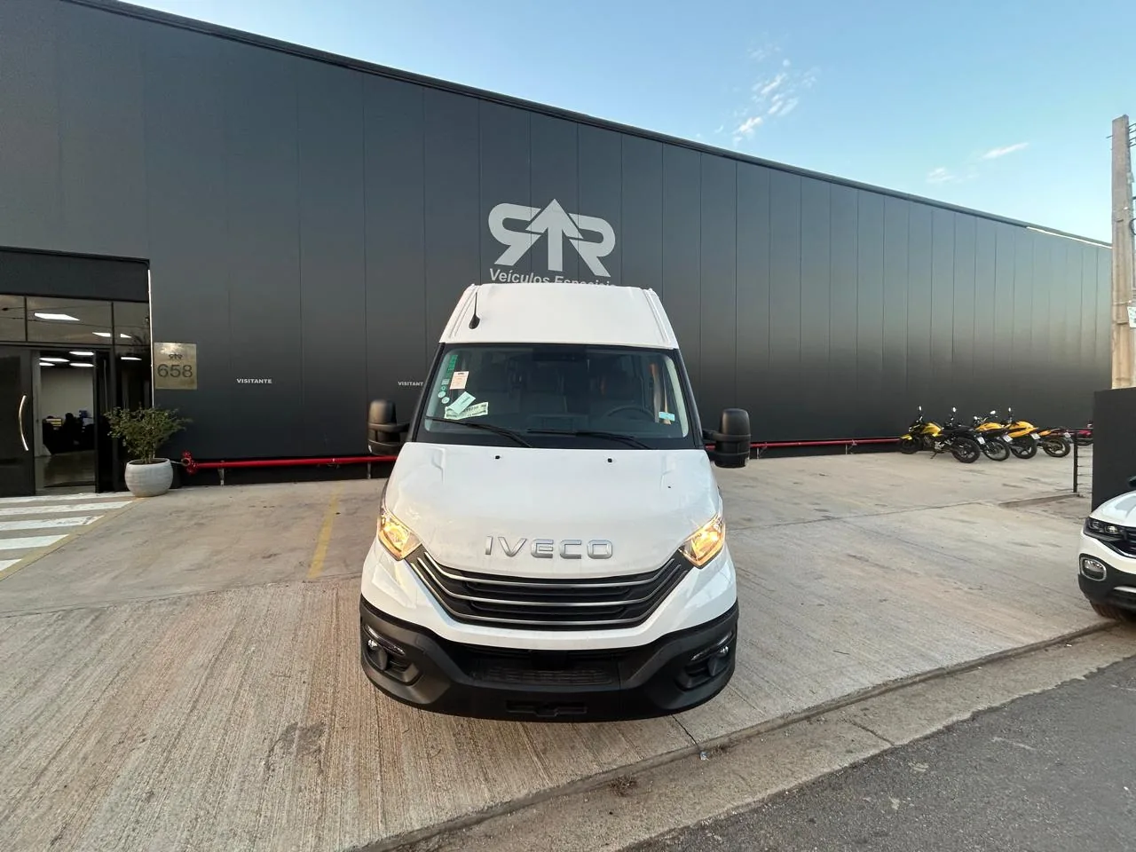 Van escolar sobre Iveco Daily 50, foto 1, transformado pela R&R Veículos Especiais
