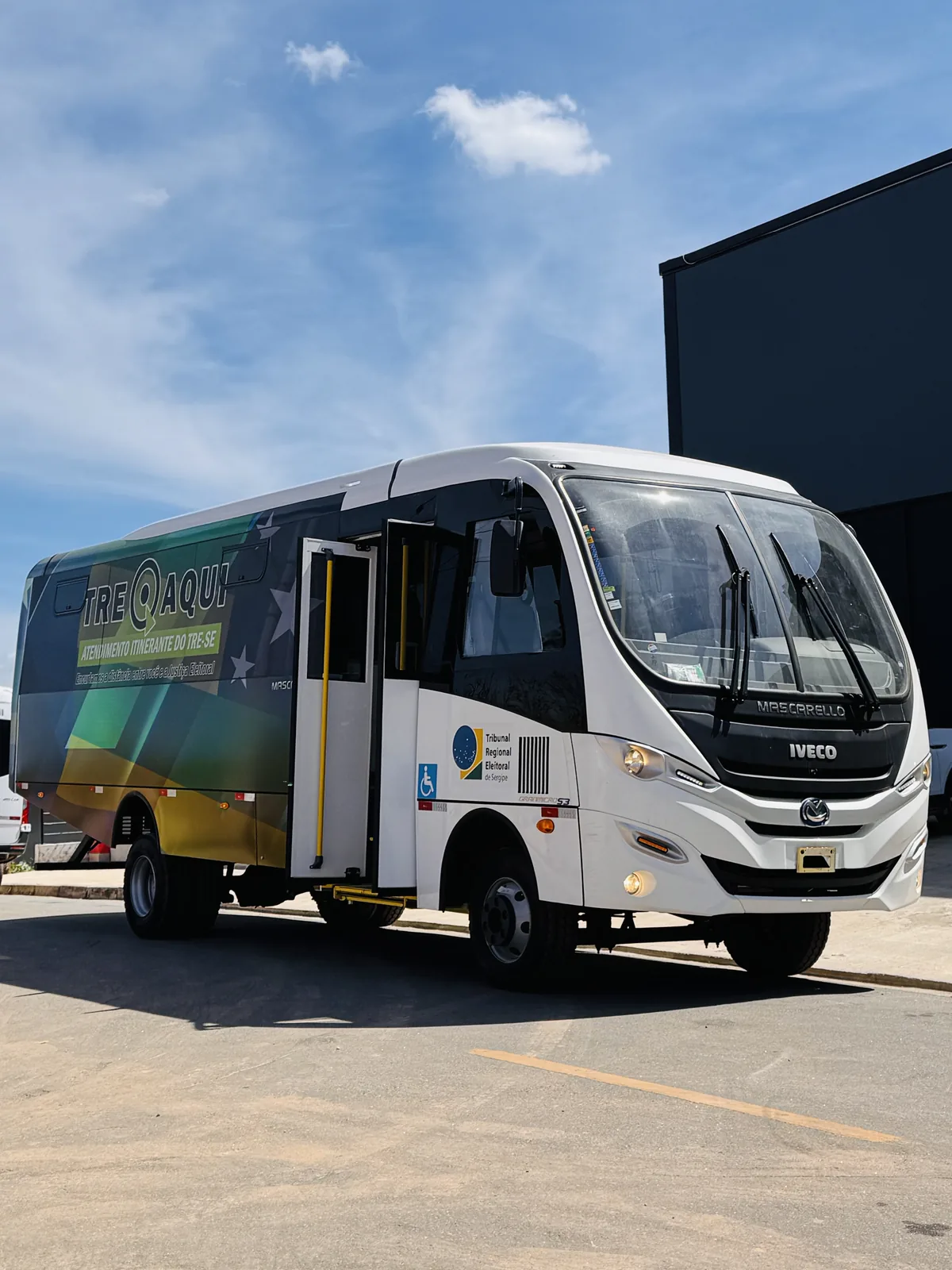 Ônibus itinerante do TRE sobre Iveco Mascarello, foto 1, transformado pela R&R Veículos Especiais