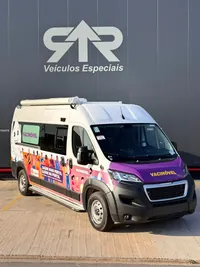 Unidade de vacinação móvel sobre Peugeot Boxer, foto 2, transformado pela R&R Veículos Especiais