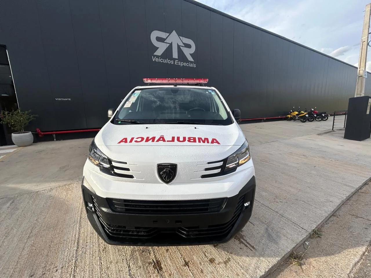 Ambulância sobre Peugeot Expert, foto 1, transformado pela R&R Veículos Especiais