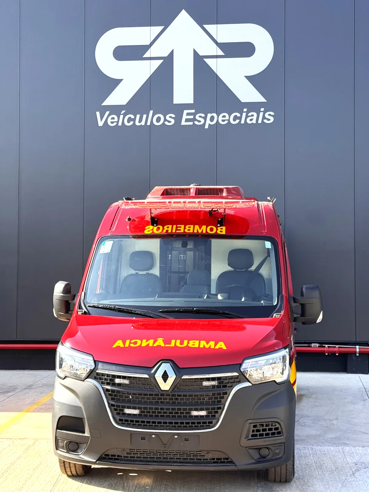 Viatura de bombeiros sobre Renault Master, foto 1, transformado pela R&R Veículos Especiais