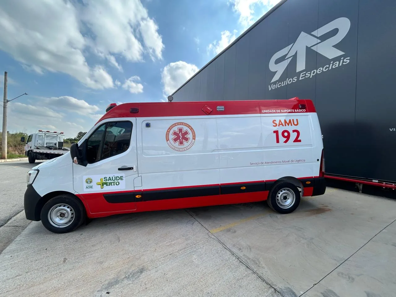 Ambulância SAMU 192 sobre Renault Master, foto 1, transformado pela R&R Veículos Especiais