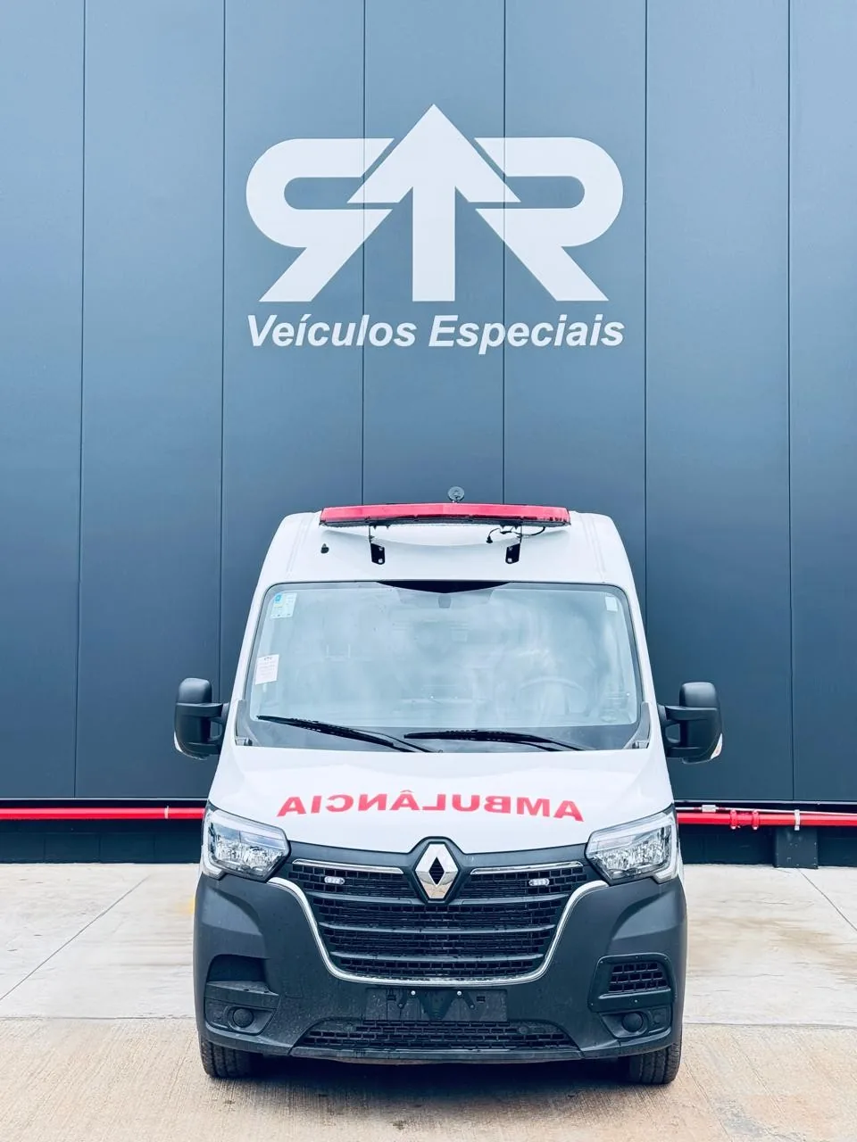 Ambulância de suporte básico sobre Renault Master, foto 1, transformado pela R&R Veículos Especiais