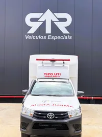 Ambulância tipo UTI sobre pickup Toyota Hilux, foto 1, transformado pela R&R Veículos Especiais