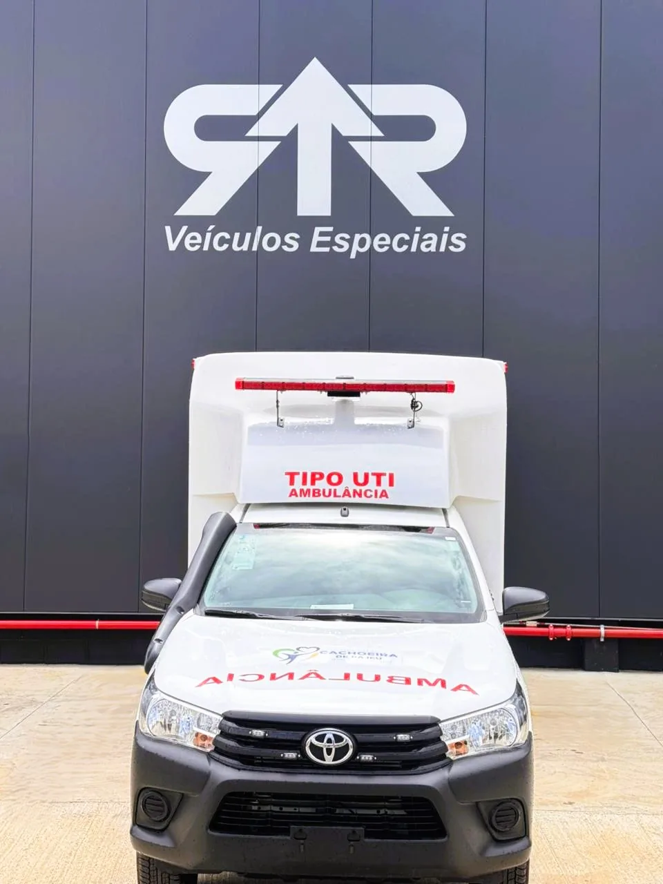 Ambulância tipo UTI sobre pickup Toyota Hilux, foto 1, transformado pela R&R Veículos Especiais