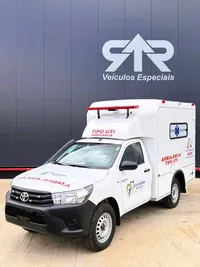 Ambulância tipo UTI sobre pickup Toyota Hilux, foto 2, transformado pela R&R Veículos Especiais