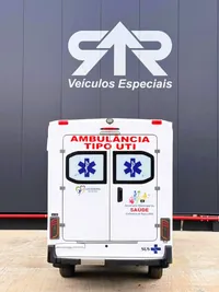 Ambulância tipo UTI sobre pickup Toyota Hilux, foto 4, transformado pela R&R Veículos Especiais