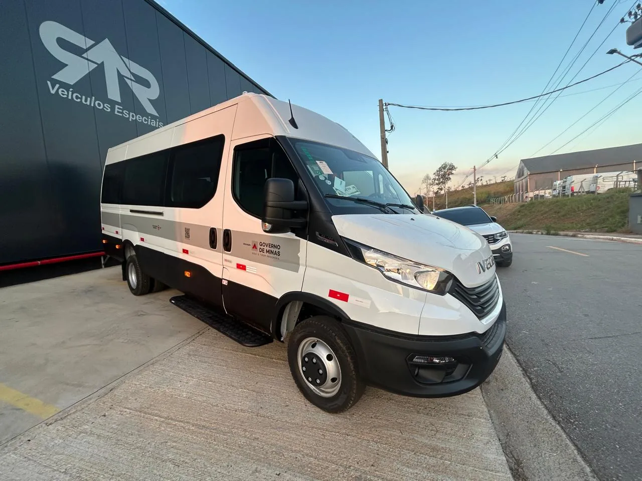Van escolar Iveco Daily 50 do Governo de Minas transformada pela R&R Veículos Especiais